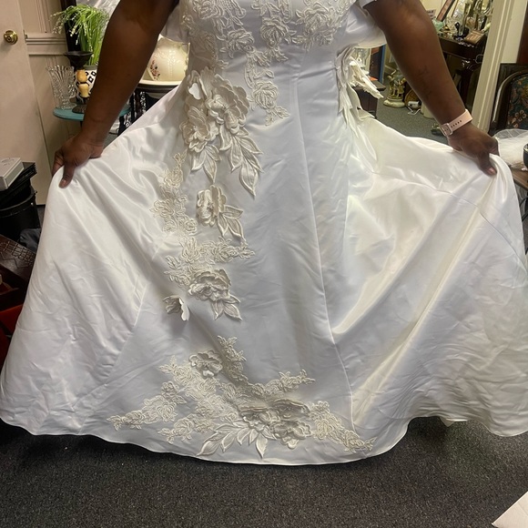 Wedding Dress - Picture 2 of 9